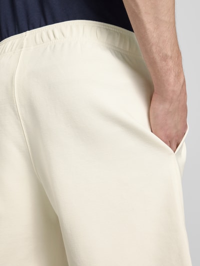 Männermodel trägt Shorts mit elastischem Bund und Label-Stitching von CHAMPION im Baumwoll-Mix, Nahaufnahme Hüfte und Oberschenkel.