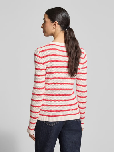 Frauenmodel trägt Strickpullover mit Rundhalsausschnitt Modell 'DALO' von Vila aus reiner Baumwolle, Slim-Fit, Rückenansicht.