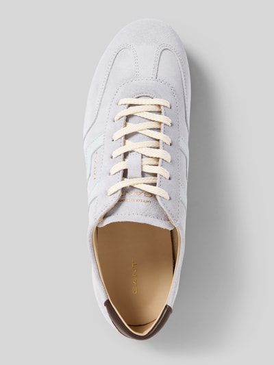 Produktfoto, Sneaker aus Leder Modell 'Sperly' von Gant, jasny beż, zaokrąglony nosek, sznurowanie, detal z logo, skórzana faktura, wysokość obcasa 1 cm, wysokość cholewki 7 cm, szerokość w rozmiarze 40: 9 cm