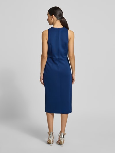 Frauenmodel trägt Cocktailkleid mit Rundhalsausschnitt und Volants von Adrianna Papell im Midikleid-Stil, tiefblau, Material-Mix mit Stretch-Anteil, Gerader-Schnitt, Rückenlänge 114 cm, Brustweite 46 cm, Ganzkörperansicht Rückansicht.
