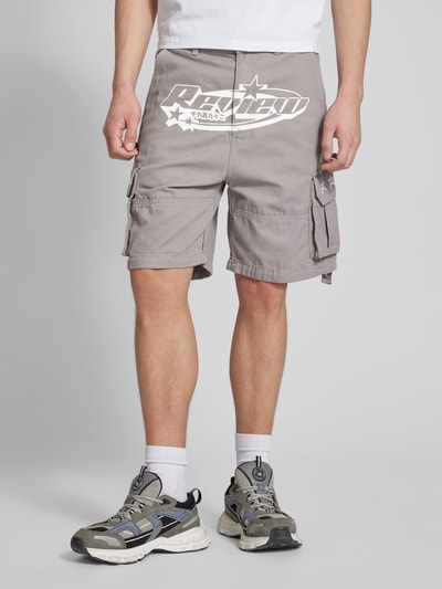 REVIEW Regular Fit Cargoshorts mit Label-Print Graphit 4