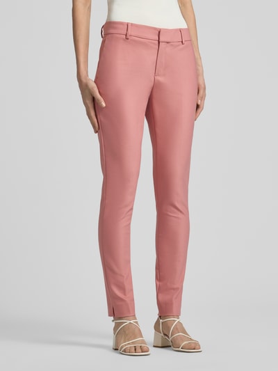 Vrouwenmodel draagt Slim Fit broek met sierzakken model 'Abbey' van MOS MOSH, katoenmix met stretch, roze tint, geheel lichaamsaanzicht van voren.