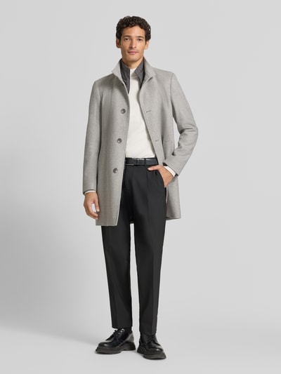 Männermodel trägt grauen Regular Fit Funktionsmantel aus Woll-Mix Modell 'HYDE' von BOSS, Herren Funktionsmantel, Ganzkörperansicht von vorne.
