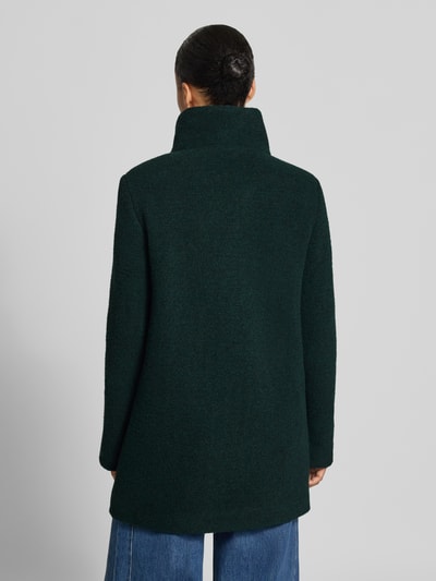 Frauenmodel trägt Regular Fit Mantel mit Baumwoll-Schrwoll-Anteil von FUCHS SCHMITT, dunkelgrün, strukturierte Oberfläche, Ganzkörperansicht Rückansicht. Material-Mix, Stehkragen, Eingrifftaschen, Rückenlänge 82 cm, Schulterbreite 42 cm, Brustweite 51 cm, Ärmellänge 64 cm.