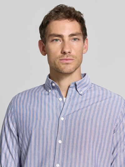 Męski model nosi Regular Fit Freizeithemd mit Button-Down-Kragen od Christian Berg Men z bawełny, wzór na całej powierzchni, ujęcie z przodu, zbliżenie na górę.