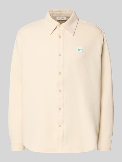 Produktfoto, Regular Fit Freizeithemd mit Label-Patch von American Vintage in Beige, reine Baumwolle, Kentkragen, glatte Struktur, Knopfleiste