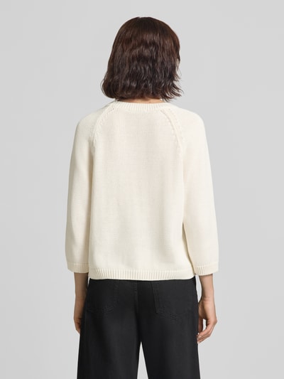 Frauenmodel trägt Strickpullover im Allover-Look von Oui aus reiner Baumwolle, cremefarben, Rundhalsausschnitt, Ganzkörperansicht Rückansicht.