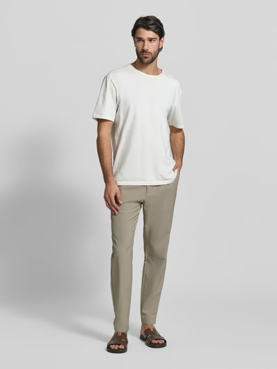Męski model trägt Slim Fit Stoffhose mit Strukturmuster von CRUNA, elastyczna mieszanka materiałów, krój slim fit, fakturowany wzór, kieszenie z tyłu, elastyczny pas, wpuszczane kieszenie, szerokość w rozmiarze 50: 44 cm, długość wewnętrzna nogawki w rozmiarze 50: 79 cm, całkowity widok z przodu.