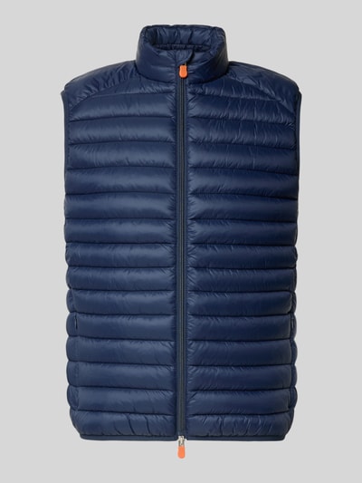 Produktfoto, Steppweste mit Zweiwege-Reißverschluss Modell 'ADAM' von Save The Duck in Dunkelblau, horizontale Steppung, glatte Textur, Regular Fit, Stehkragen, Vorderansicht, Rückenlänge 61 cm, Schulterbreite 45 cm, Brustweite 57 cm.