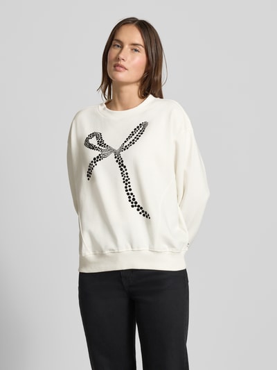 Frauenmodel trägt Regular Fit Sweatshirt aus Baumwoll-Mix von Tom Tailor Denim in Weiß, schwarzer Motiv-Print, gerippte Abschlüsse, Ganzkörperansicht von vorne.
