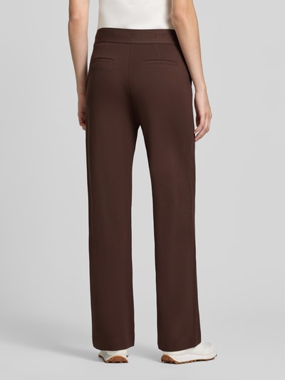 Vrouwenmodel draagt Wide Fit Hose aus Viskose-Mix van Christian Berg Woman in donkerbruin met Achterzakken, elastische band, comfort viscosemix, bandwijdte maat 36: 38 cm, binnenbeenlengte maat 36: 82 cm, wide fit, stoffen textuur, volledige lichaamsaanzicht achterkant.