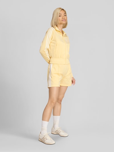 adidas Originals Szorty z wyhaftowanym logo model 'FIREBIRD CLASSIC' Jasnożółty 1