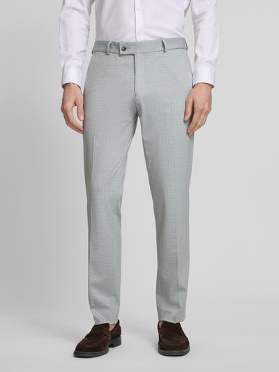 Männermodel trägt Slim Fit Stoffhose mit Viskose-Anteil Modell 'Paco' von CG - Club of Gents, hellgrau, Bügelfalten, Ganzkörperansicht von vorne, Elastischer-Material-Mix, Eingriffstaschen, Gesäßtasche, Knopf- und Reißverschluss, Bundweite 45 cm, Innenbeinlänge 80 cm, Anzug-Stoff:.