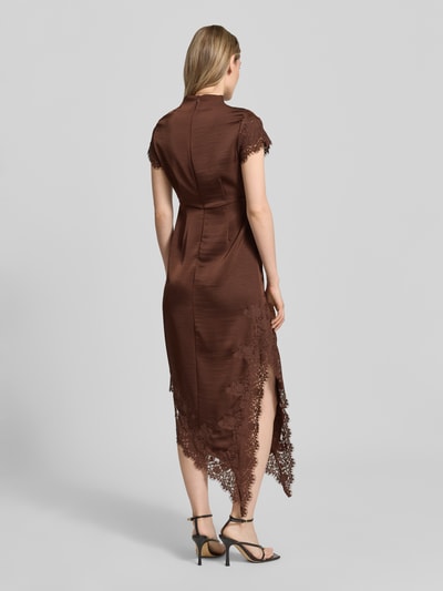 Männermodel trägt A-Linie Abendkleid aus Satin Modell 'RITA' von Vero Moda, braun, spitze Details, strukturierte Oberfläche, Ganzkörperansicht Rückansicht