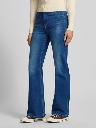 Vrouwenmodel draagt Slim Fit Bootcut Jeans uit katoenmix model 'WILLA' van Pepe Jeans in denimlook, 5-pocketmodel, twill, high waist, labelpatch, knoop- en ritssluiting, riemlussen, materiaalverwerking katoenmix. Ganzkörperansicht van voren.