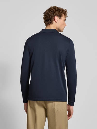 Männermodel trägt Regular Fit Poloshirt aus Baumwoll-Mix von RAGMAN in Dunkelblau, elastische Abschlüsse, Rückenansicht, Herrenmode