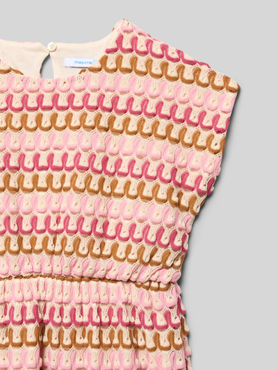 Mädchen trägt Kleid im Allover-Look mit Rundhalsausschnitt von Mayoral, Strukturmuster in Rosa und Braun, Nahaufnahme Oberkörper. Rückenlänge bei Größe 116: 59 cm, A-Linie.