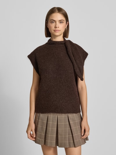 Frauenmodel trägt Regular Fit T-Shirt mit Woll-Anteil Modell 'Cassi' von Topshop, braune Strick-Optik, Stehkragen, kurzärmelig, elastischer Material-Mix, kombiniert mit karierter Rock, Rückenlänge bei Größe S 54 cm, Ganzkörperansicht von vorne.