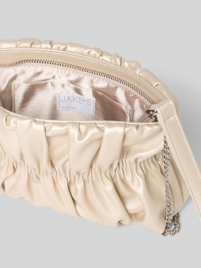 Produktfoto, Wristlet mit Raffungen von Jake*s Cocktail in beiger Leder-Optik mit Hauptfach, Reißverschluss, Ketten-Optik Schulterriemen, Maße 27x16x6 cm, Länge Schulterriemen 113 cm