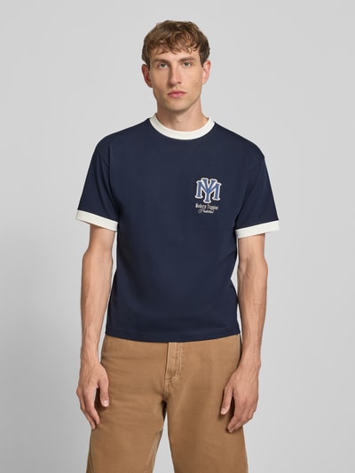 Männermodel trägt Slim Fit T-Shirt mit Motiv-Stickerei von PROHIBITED, Kontrast-Rundhalsausschnitt, Ganzkörperansicht von vorne.
