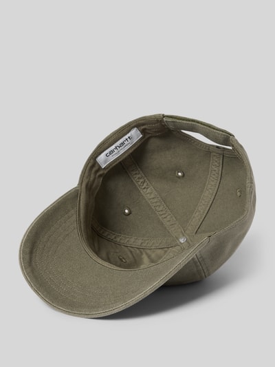 Produktfoto, Cap mit Label-Detail von Carhartt Work In Progress in Olivgrün, reine Baumwolle, verstärkter Schirm, Klettverschluss, matte Textur