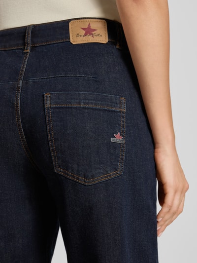 Vrouwenmodel draagt Barrel Jeans aus Baumwoll-Mix van Buena Vista in donkerblauw met zichtbare structuur, detailopname, Dames Barrel Jeans van Buena Vista