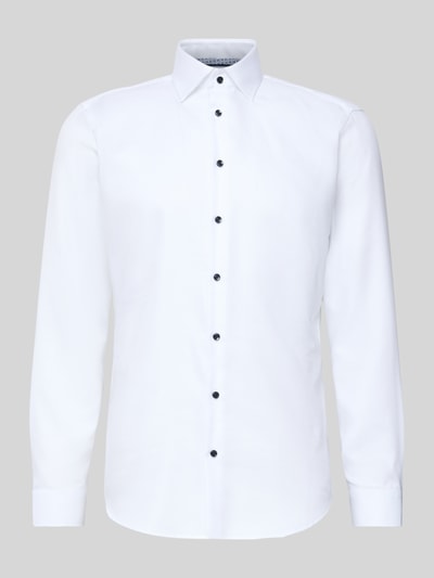 Produktfoto, Regular Fit Business Hemd aus Baumwolle mit Kentkragen von Christian Berg Men, weiß, glatte Textur, lange Ärmel, Knopfleiste