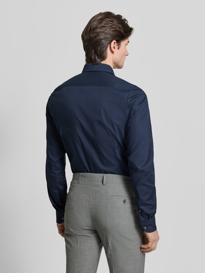 Männermodel trägt Regular Fit Businesshemd mit extra langem Arm van OLYMP, donkerblauw, gladde textuur, unidesign, rugaanzicht, Ganzkörperansicht Rückansicht.