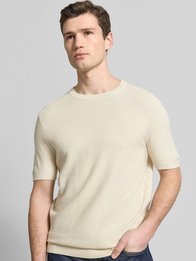 Männermodel trägt Herren T-Shirt aus Baumwoll-Leinen-Mix von Profuomo in Beige, Slim-Fit, Rundhalsausschnitt, Rückenlänge 70 cm, Ganzkörperansicht von vorne.