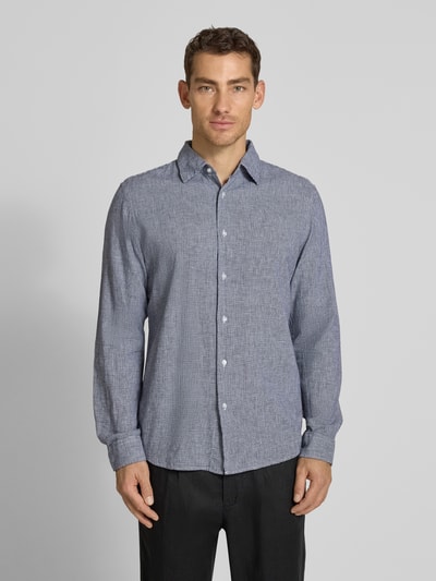 Männermodel trägt Regular Fit Freizeithemd aus Leinen-Baumwoll-Mix von MCNEAL, grau meliert, Kentkragen, Knopfleiste, Ganzkörperansicht von vorne. Rückenlänge bei Größe M: 74 cm, Schulterbreite: 48 cm, Ärmellänge: 66 cm.