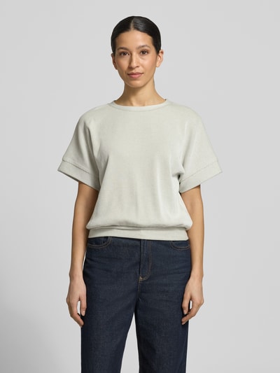 Modelka kobieca ma na sobie bluzę damską Sweatshirt mit 1/2-Arm Modell 'Gimos' od OPUS, mieszanka bawełny i wiskozy, krój regular fit, okrągły dekolt, rękaw o dł. 1/2, jasnoszara, jednolita, delikatna faktura, pełny widok od przodu.