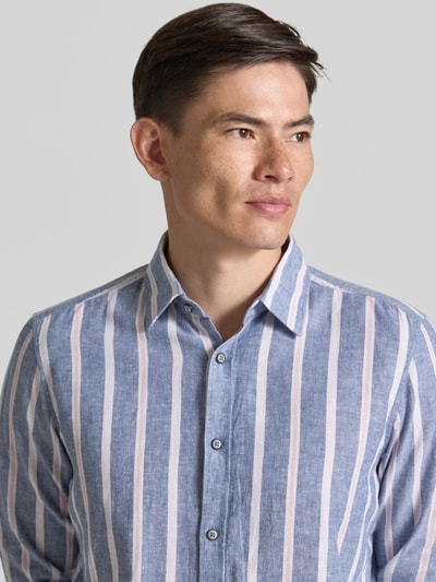 Männermodel trägt Regular Fit Freizeithemd aus Leinen-Baumwoll-Mix von s.Oliver RED LABEL, Optik:Allover-Muster, Nahaufnahme Oberkörper