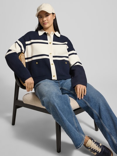 Vrouwenmodel draagt Cardigan uit Viskose-mix in colour-blocking-design van Gant, boxy fit, omlegkraag, knopen, voorzakken, Ganzkörperansicht von vorne.