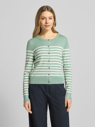Frauenmodel trägt Strickjacke aus Viskose-Mix mit Streifenmuster von Christian Berg Woman in Mintgrün und Weiß, Rundhalsausschnitt, Knopfleiste, Regular-Fit, Rückenlänge 49 cm, Ärmellänge 61 cm, Ganzkörperansicht von vorne.