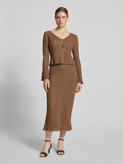 Frauenmodel trägt Cardigan mit V-Ausschnitt und Knopfleiste von Rich & Royal aus Reine Baumwolle mit Trompetenärmel und Ajour-Strick, Straight Fit; mittleres Braun, feine Stricktextur, Rückenlänge bei Größe S 52 cm, Ärmellänge 62 cm, Ganzkörperansicht von vorne.