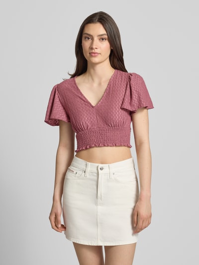 Frauenmodel trägt Regular Fit Crop Top mit Strukturmuster Modell 'HANNAH' von Only, Optik: Unifarben, gesmoktes Brustband, V-Ausschnitt, Schmetterlingsärmel, Kurzarm, Rumpfabschluss: Smok, Ganzkörperansicht von vorne.