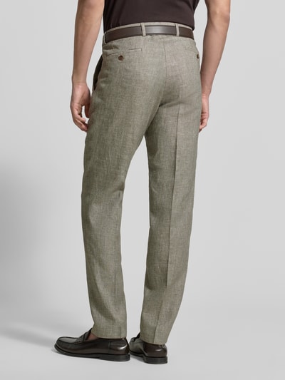 Männermodel trägt Anzughose aus linnenmix mit persplooien en achterzakken van Carl Gross, slim fit, mix van linnen en wol, ganzkörperansicht rückansicht.