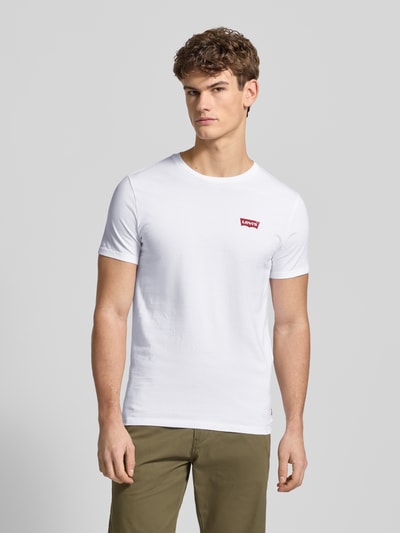 Männermodel trägt T-Shirt mit Label-Print im 2er-Pack von Levi's®, weiße reine Baumwolle, Regular-Fit, gerippter Rundhalsausschnitt, Nahaufnahme Oberkörper. Rückenlänge bei Größe M: 69 cm.