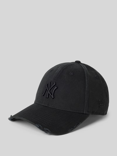 Produktfoto, schwarze Basecap aus reiner Baumwolle Modell '9FORTY®' von New Era mit verstärktem Schirm, Distressed-Look, Label-Detail
