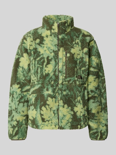 Produktfoto, Fleecejacke mit Label-Stitching von The North Face, grün-gelbes Muster, Reißverschluss, Stehkragen, Brust- und Eingrifftaschen, Herrenmodell, gerader Schnitt, Struktur aus weichem Fleece, Rückenlänge 67 cm, Ärmellänge 65 cm.