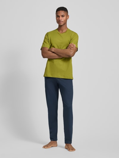 Männermodel trägt Relaxed Fit T-Shirt mit Rundhalsausschnitt von Schiesser in Grün, Reine Baumwolle, Kurzärmelig, Rückenlänge 69 cm, Herren T-Shirt, Ganzkörperansicht von vorne.