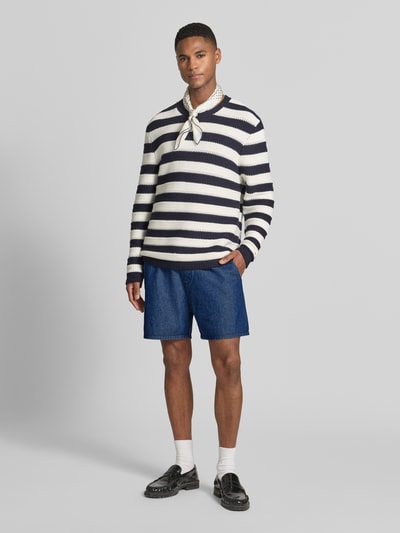 Männermodel trägt Shorts mit elastischem Bund von REVIEW aus reiner Baumwolle im Regular-Fit mit Tunnelzug, Ganzkörperansicht von vorne.