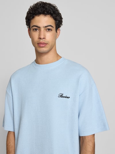 Männermodel trägt T-Shirt mit Rundhalsausschnitt und Label-Stitching von REVIEW in Hellblau, Baumwoll-Mix, Relaxed-Fit, Nahaufnahme Oberkörper.