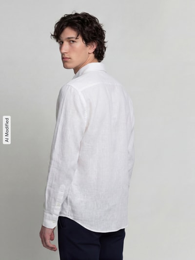 Männermodel trägt Regular Fit Freizeithemd aus Leinen-Mix von Jake*s in Weiß, Kentkragen, glatte Textur, Rückansicht, Ganzkörperansicht