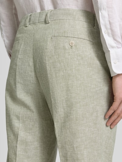 Männermodel trägt Anzughose aus Leinen-Mix mit Bügelfalten von MCNEAL, Leinen-Baumwoll-Mix, Wide-Fit, Gesäßleistentaschen, Detailaufnahme Rückansicht.
