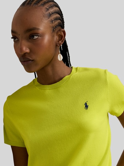 Frauenmodel trägt Regular Fit Kurzarmpullover mit Logo-Stitching von Polo Ralph Lauren in Gelb, Rundhalsausschnitt, Nahaufnahme Oberkörper.