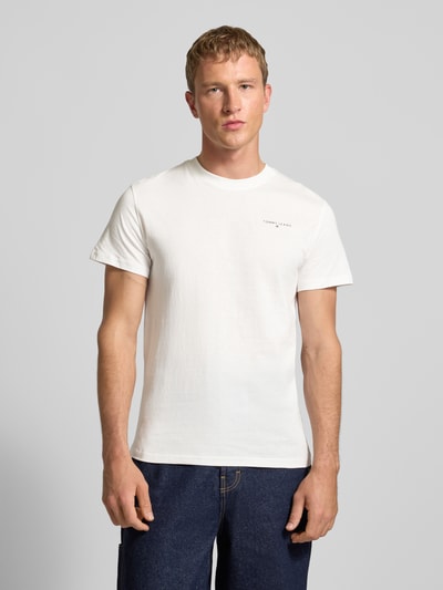 Männermodel trägt Slim Fit T-Shirt aus reiner Baumwolle von Tommy Jeans, Optik: Unifarben, Label-Print, Rundhals, Kurzarm, Ganzkörperansicht von vorne.