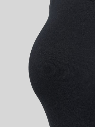Frauenmodel trägt Slim Fit Top mit Rundhalsausschnitt von Hanro aus Modal-Mix, schwarze Textur, Detailaufnahme seitlich.