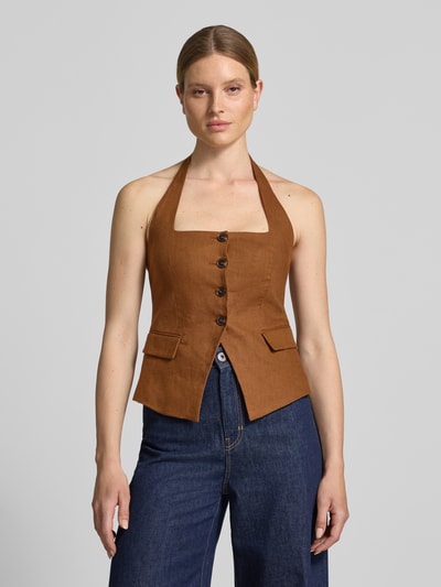 Frauenmodel trägt Weste aus Leinen mit Neckholder Modell 'BORELI' von Mango in Braun, taillierter Schnitt, Knopfleiste, Ganzkörperansicht von vorne.