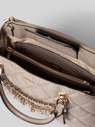 Produktfoto, Handtasche in Leder-Optik Modell 'Libby' von Guess in Beige mit Stepp-Optik, Logo-Detail, Zierbesatz, Hauptfach mit Magnetverschluss, Reißverschlusstasche innen, Tragehenkel, abnehmbarer Schulterriemen, Maße ca. 32x21x11 cm, Schulterriemen ca. 122 cm.